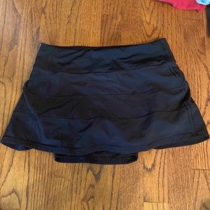 Play Off the Pleats Mid-Rise Skirt// BLACK